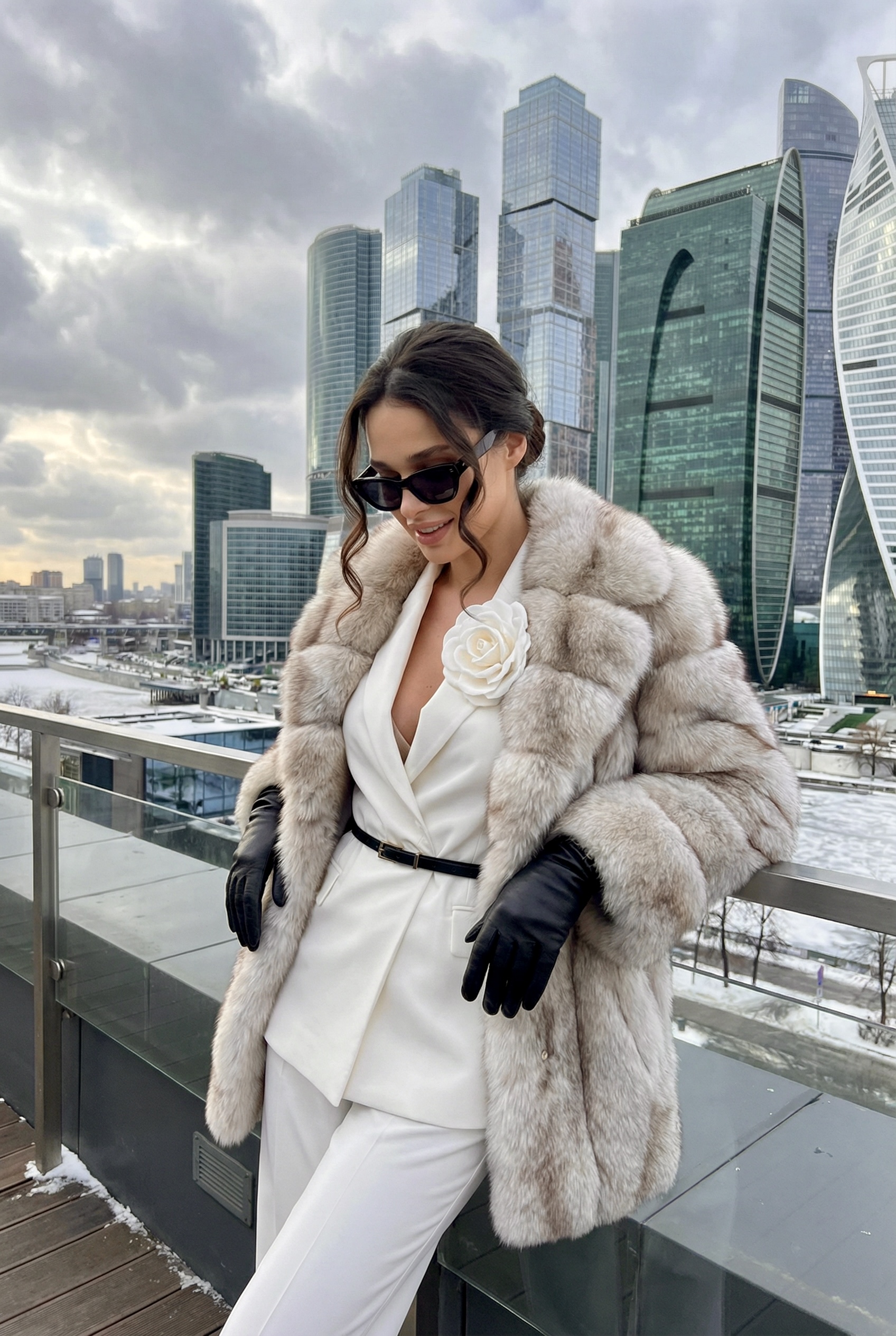 На фоне небоскребов 
