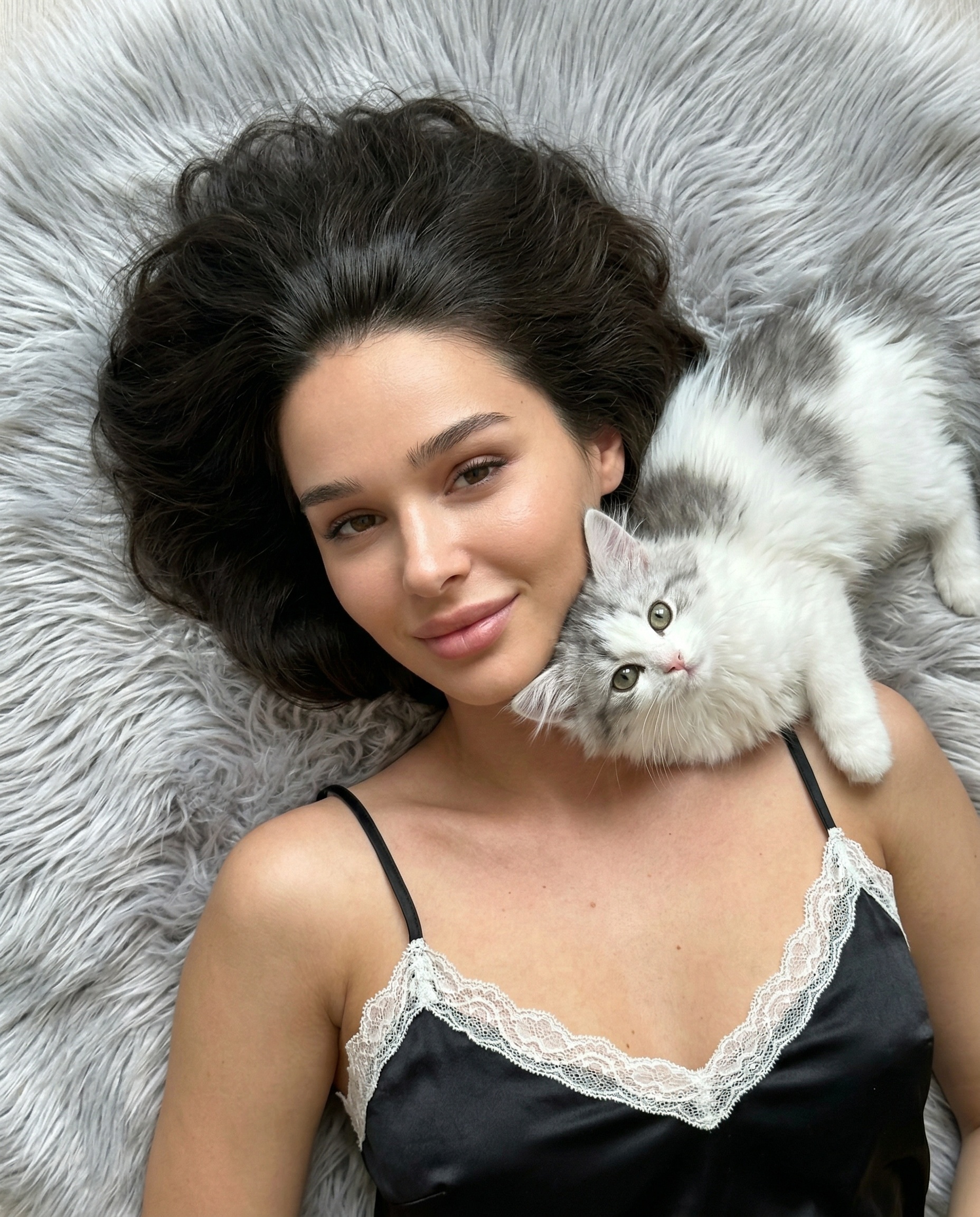 С котенком 