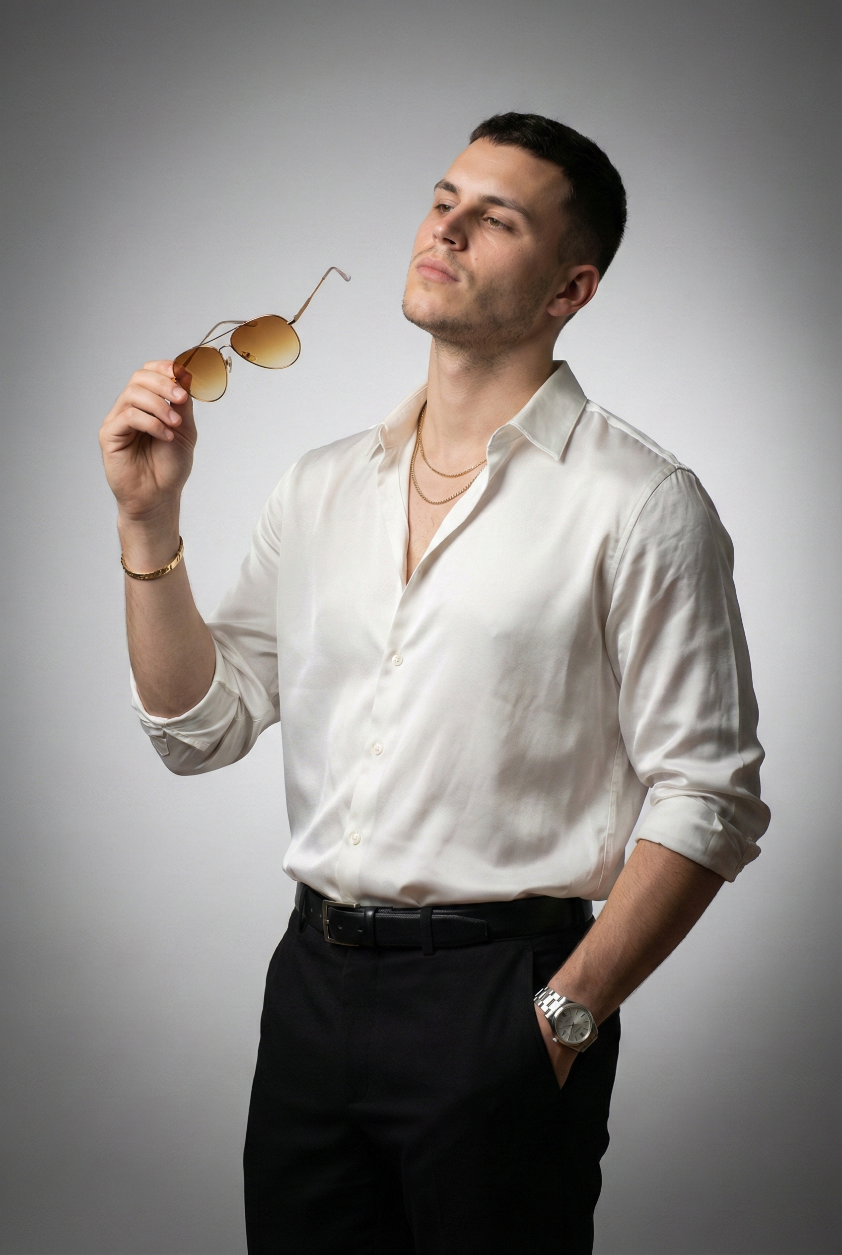 В белой рубашке 