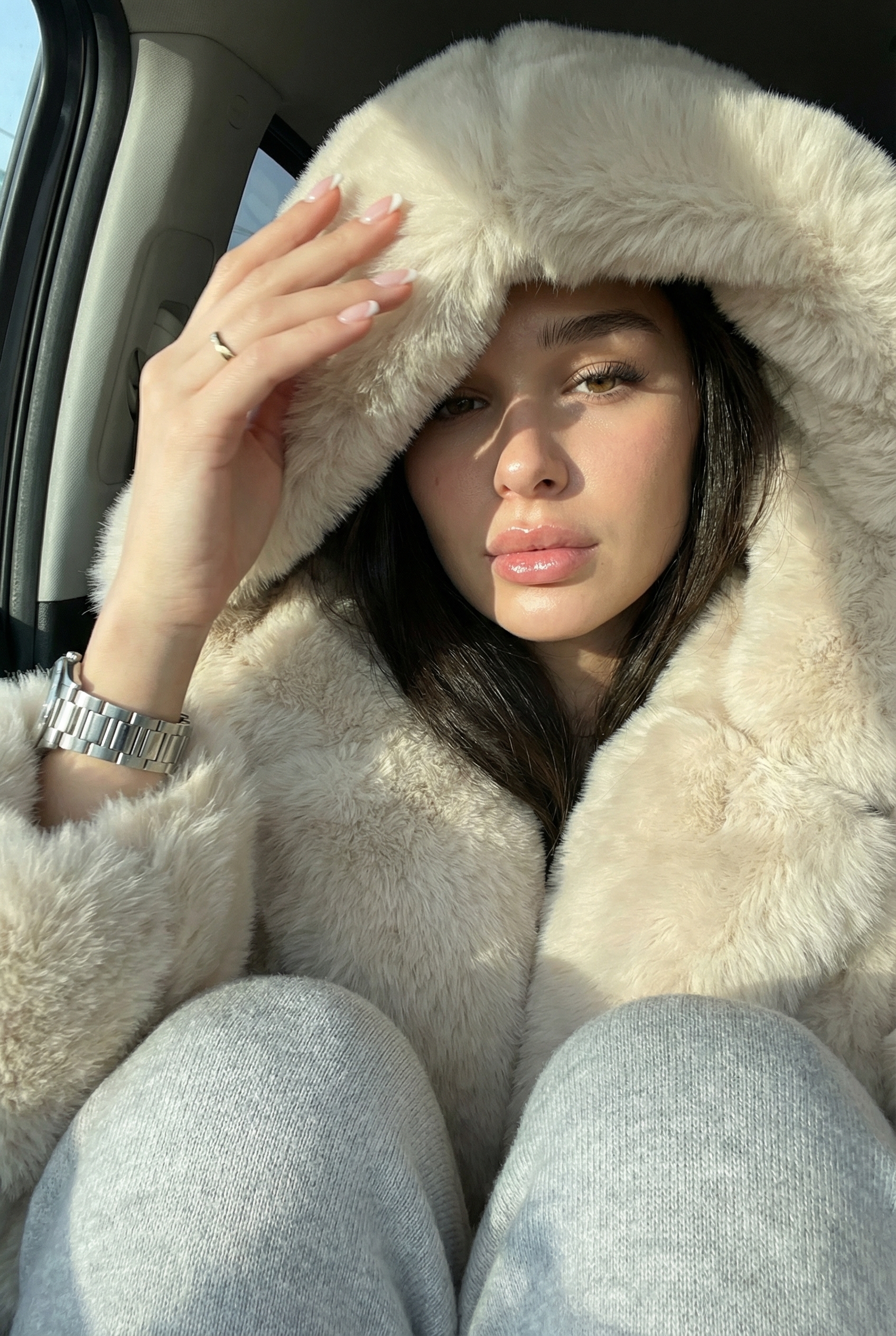 В шубке в машине 